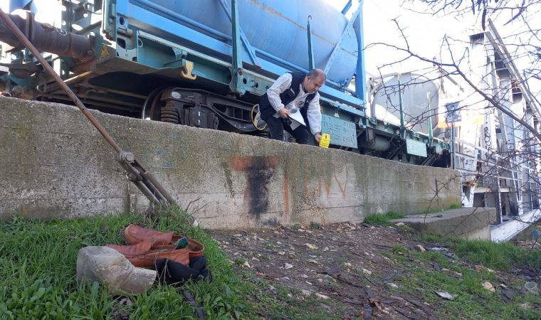 Rayda yürürken yük treni çarptı; 2 makinist gözaltında