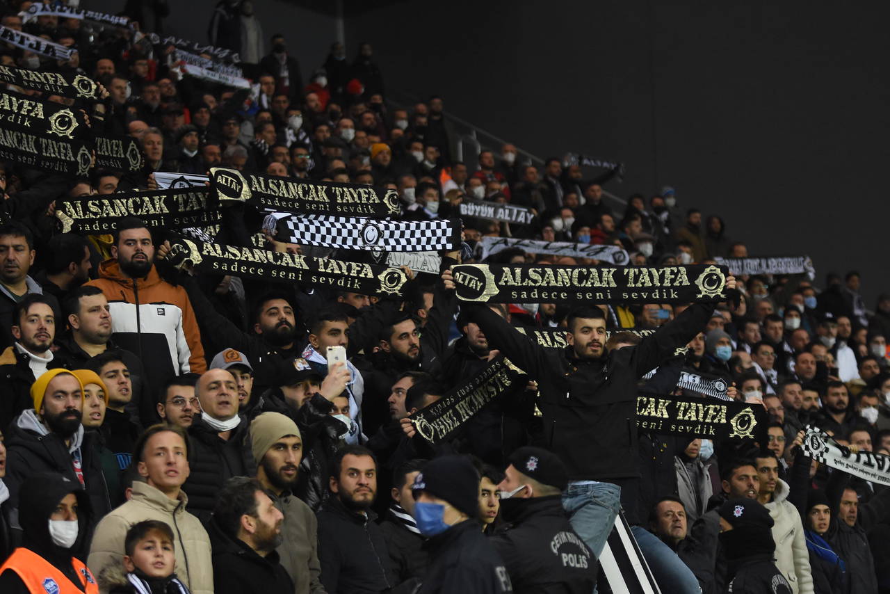 Lider Trabzonspor geriden gelerek kazanmasını bildi| Altay 1-2 Trabzonspor