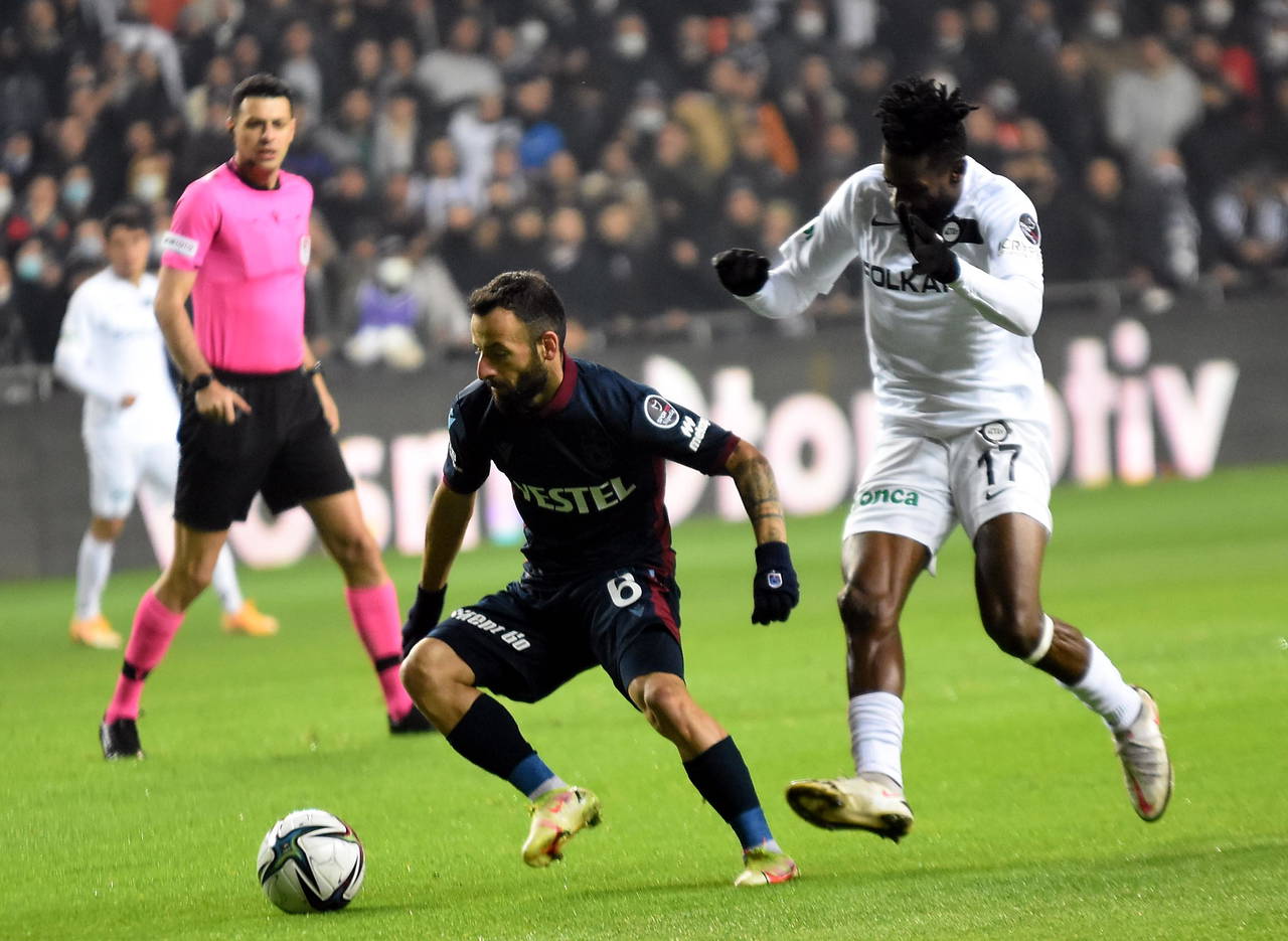 Lider Trabzonspor geriden gelerek kazanmasını bildi| Altay 1-2 Trabzonspor