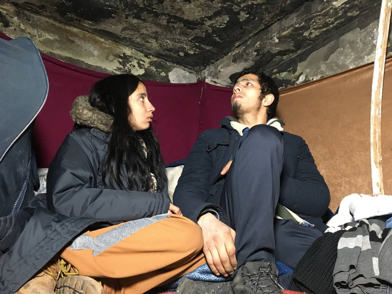 Ailesiyle 2 metrekarelik depoda yaşıyor: Etrafta fareler dolaşıyor, kızımın omzunda yara çıktı