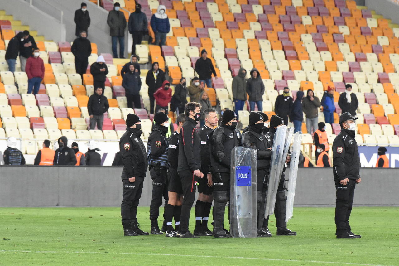 Malatya'da gergin anlar! Adil Gevrek, maç sonunda hakemlerin üzerine yürüdü!