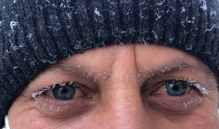 Kars'ta soğuktan yurttaşların kirpikleri buz tuttu