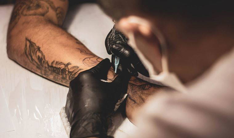 Dövme ve kalıcı makyajdan kurtulmak mümkün