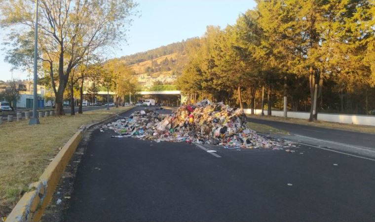 Meksika’da belediye işçileri sokaklara çöp dökerek ateşe verdi
