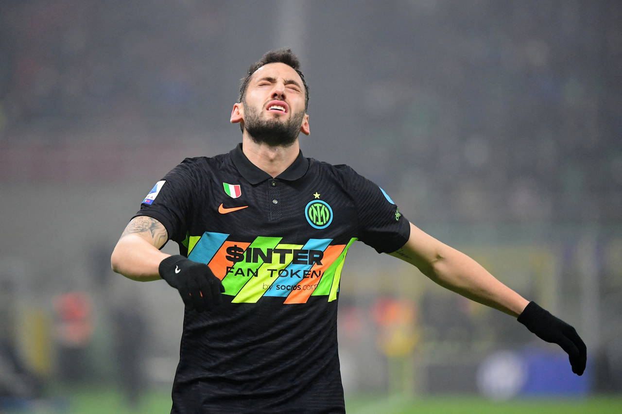 Serie A'nın Türk yıldızı Hakan Çalhanoğlu Milan'dan İnter'e transferini anlattı
