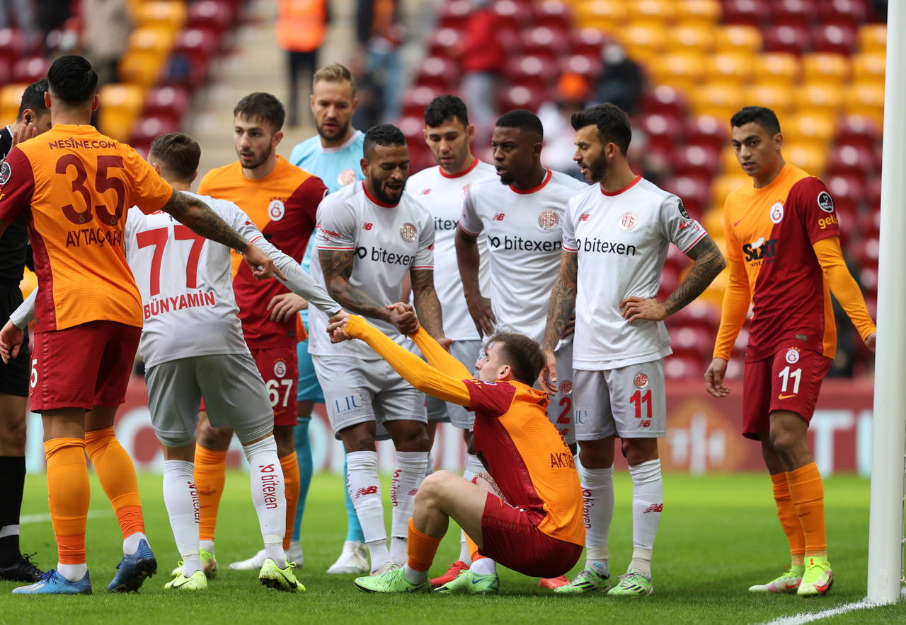 Galatasaray, Antalyaspor engelini 2 golle aştı! | Galatasaray 2-0 Antalyaspor