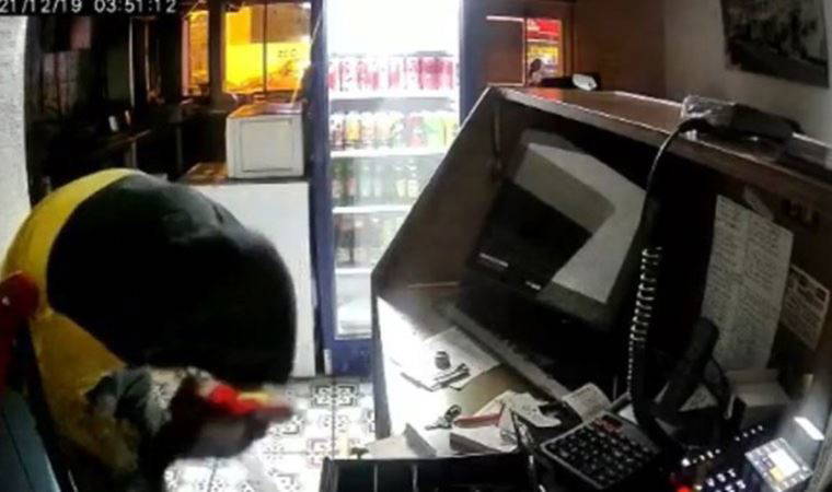 Bursa’da bir hırsız, soyduğu kasadan Türk bayrağı çıkınca öpüp soyguna devam etti