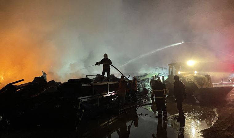 Mobilya fabrikası alev alev yandı çok sayıda işçi dumandan etkilendi