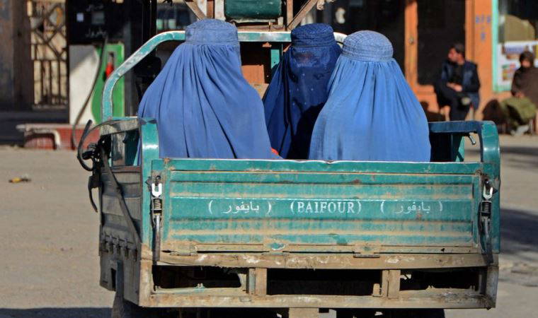Taliban, Afganistan'da kadınların tek başına uzun yolculuğa çıkmasını yasakladı