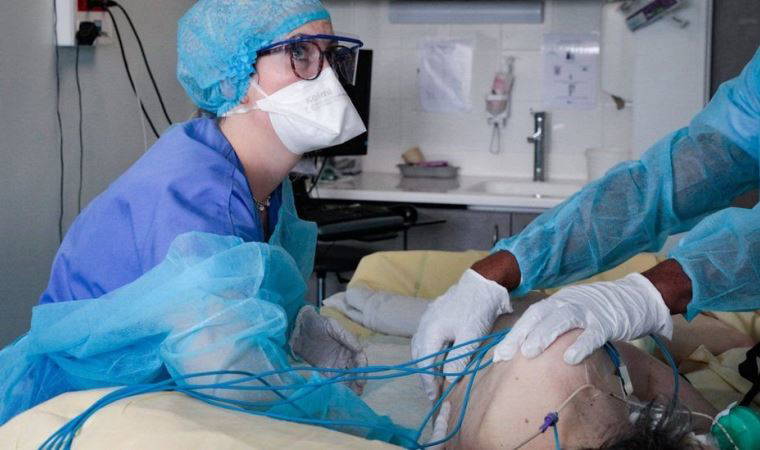 Omicron: Fransa'da Covid önlemleri sıkılaştırıldı