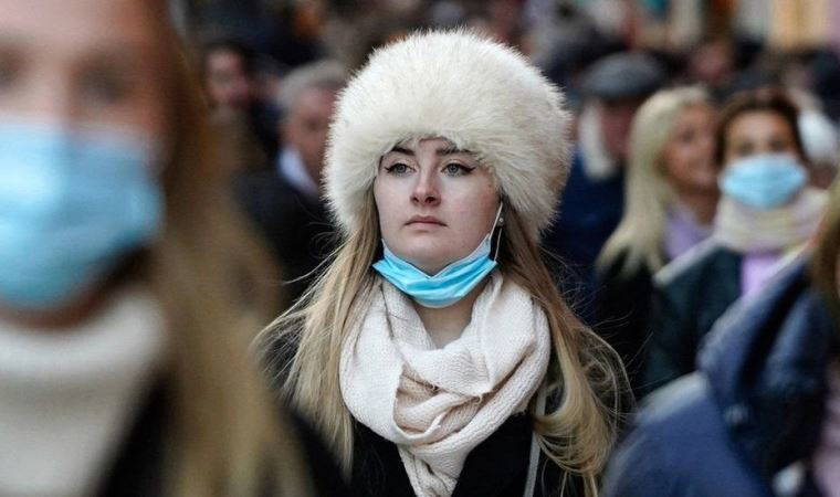 Covid: İngiltere'de vaka sayısı 117 bin ile rekor kırdı