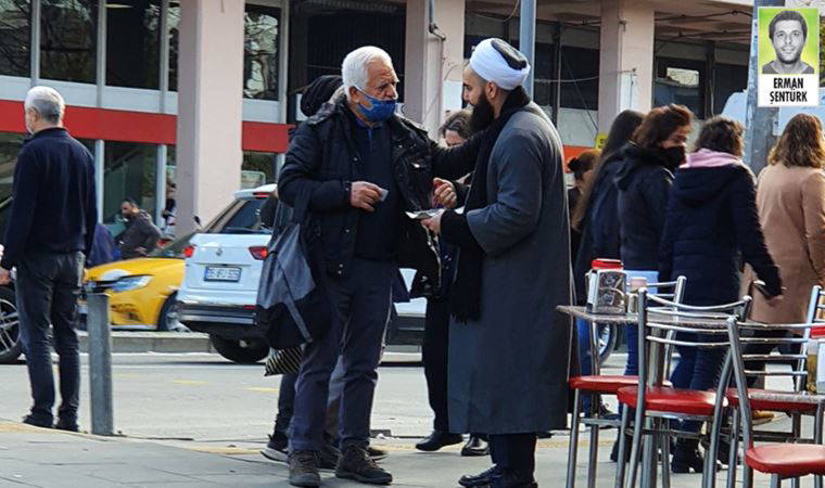 İzmir'de cüppeli şahıslar, yılbaşı kutlamalarına karşı bildiri dağıttı