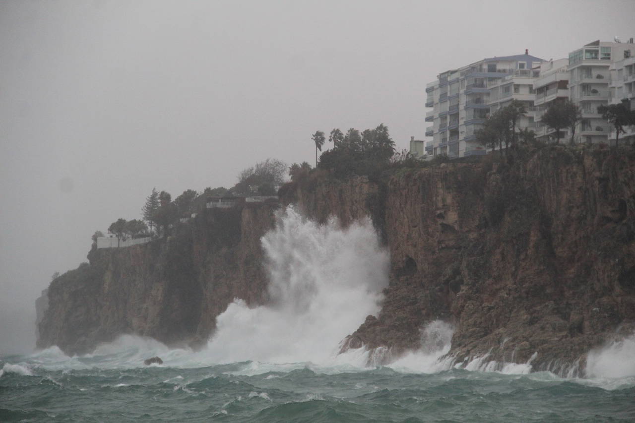 Antalya'da son durum: Sağanak yağışın etkisi altındaki Antalya'dan görüntüler