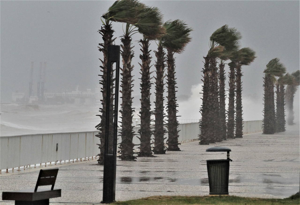 Antalya'da son durum: Sağanak yağışın etkisi altındaki Antalya'dan görüntüler