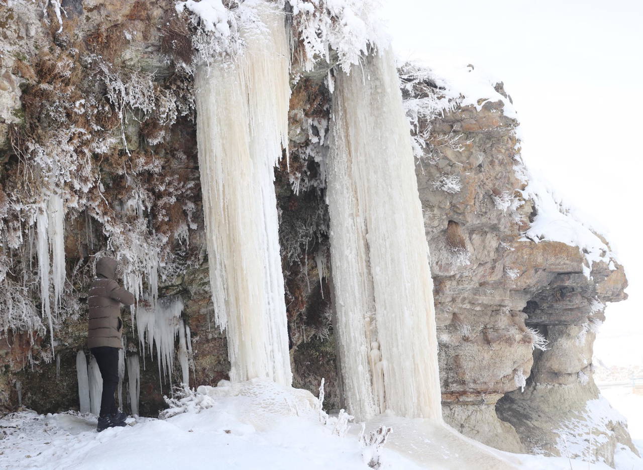 -25 dereceyi gördü: 5 metrelik buz sarkıtları oluştu