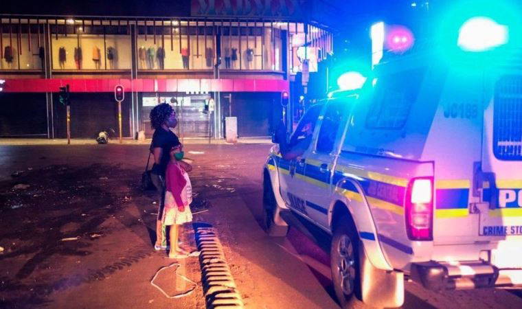 Omicron: Güney Afrikalı yetkililer, ülkede dördüncü dalganın atlatılmış olabileceğini söyledi