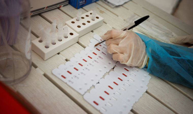 İlk Çin'de ortaya çıkan Covid-19 kitlesel aşılamalara rağmen etkisini sürdürüyor