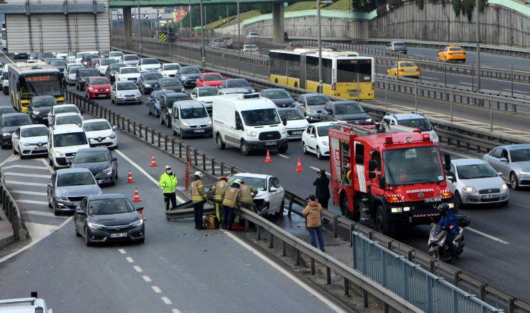 Kağıthane D-100'de trafiği kilitleyen kaza