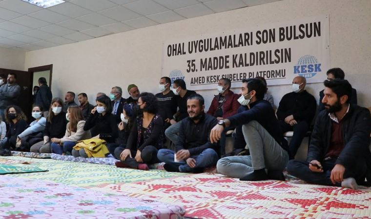 İhraç edilen öğretmenler Diyarbakır'da oturma eylemi yapıyor