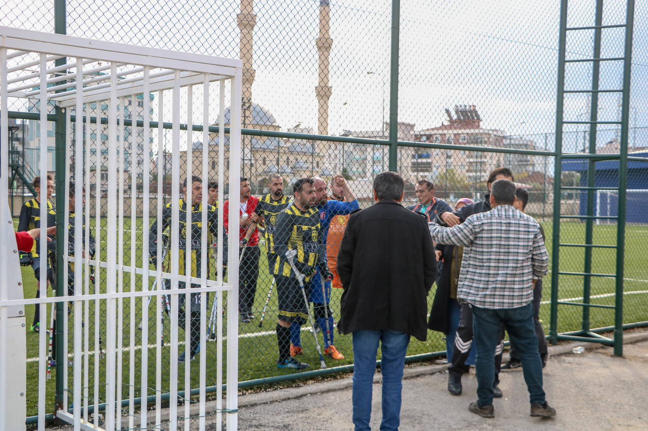 Ampute Ligi maçında yumruklar havada uçuştu