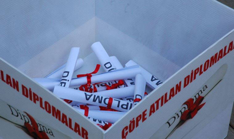 Sağlık çalışanları diplomalarını çöpe attı