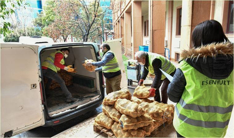 Üreticinin elinde kalan patatesler ihtiyaç sahiplerine dağıtılıyor