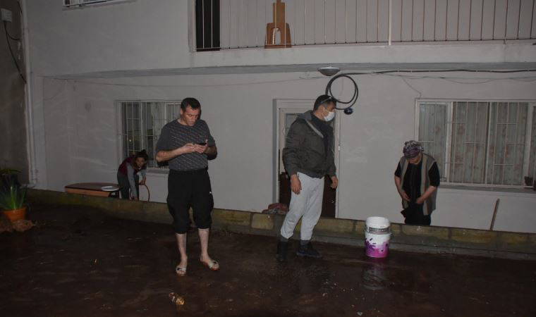 İzmir'de dere taştı, evleri su bastı