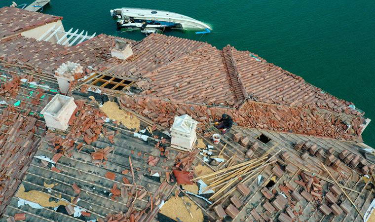 Çeşme’de hortumun izleri siliniyor