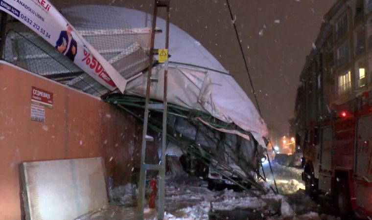 Eyüpsultan'da lisenin kapalı spor salonu çatısı çöktü, 6 araç altında kaldı