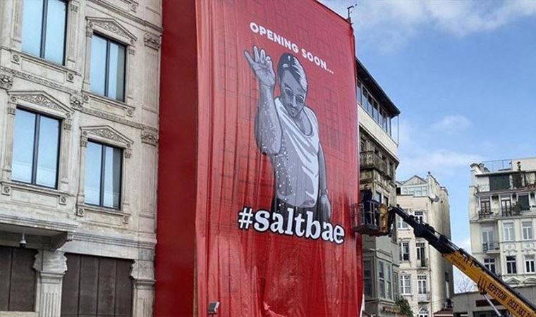 İstanbul'da tarihi binaya asılan Nusret posterine tepki: İBB işlem başlatacak