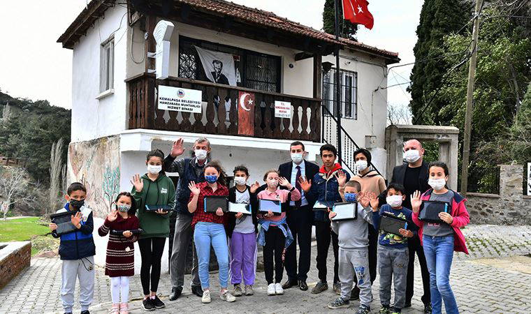 EBA için 1 kilometre yürüyen öğrencilere internet ve tablet desteği