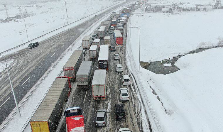Karayolunda kar esareti! Kuyruk 25 kilometreyi aştı