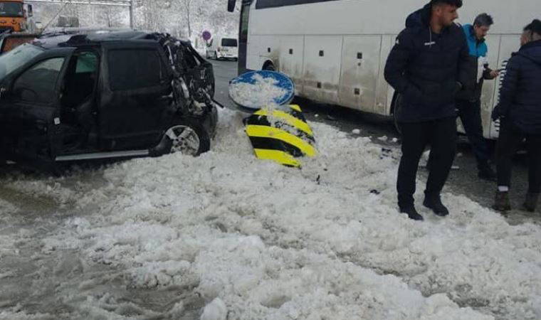 Voleybol takımını taşıyan otobüs cipe çarptı: 3 yaralı