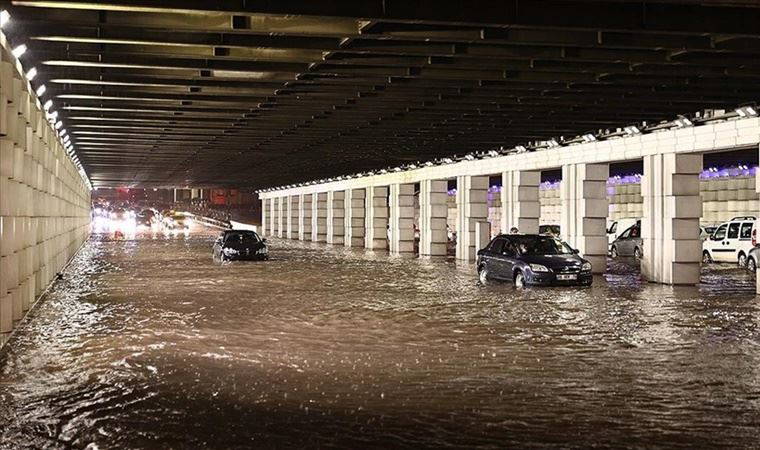 İzmir'deki selde 2 kişi yaşamını yitirdi