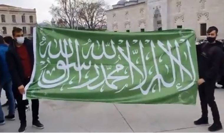 Beyazıt'ta şeriatçı pankart salladı, Boğaziçi için 