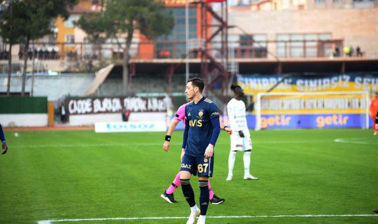 Ve Mesut Özil sahada!