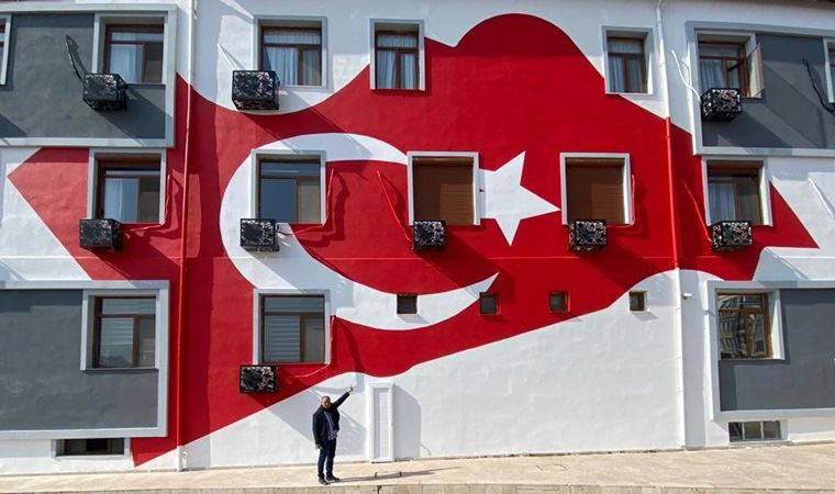 İYİ Parti Edirne İl Başkanı, 'süs gibi' Türk bayrağı çizimine tepki gösterdi
