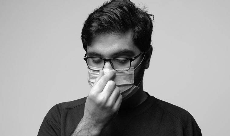 Yeni bir araştırmaya göre, gözlük kullananların Covid-19'a yakalanma olasılığı üç kat daha az