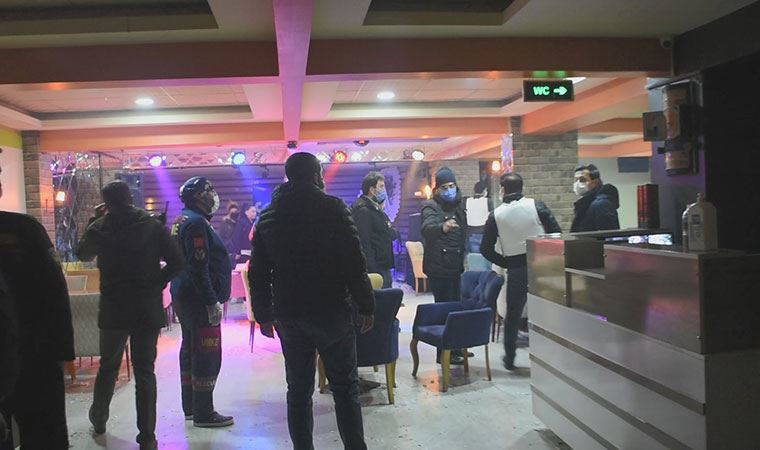 Silahlı rehin ihbarına giden polis, mühürlü kafede 20 kişiyi parti yaparken yakaladı