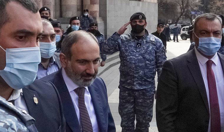 Paşinyan, Ermenistan sokaklarında yürüdü: 