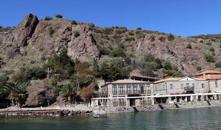 Assos’ta tehlike oluşturan büyük kayalar için harekete geçildi