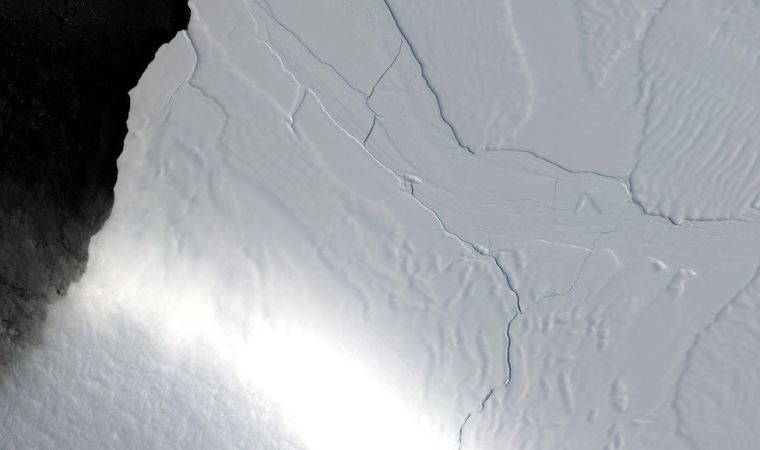 Antarktika’dan büyük bir buzul çatlayarak kopma noktasına geldi