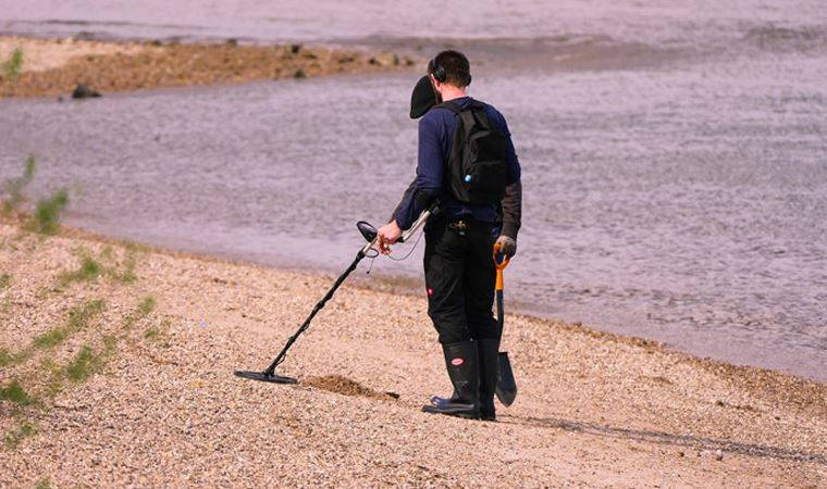 Yunanistan’da ‘Osmanlı definesi’ furyası başladı, cihazı alan kazıya koştu