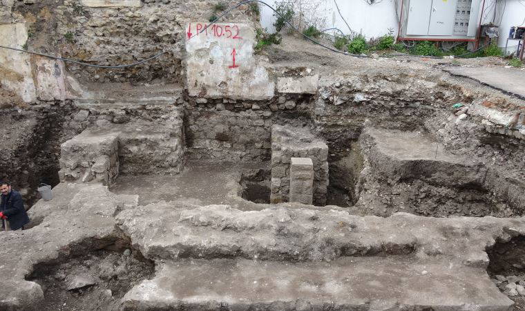 Otopark kazısında, Roma ve Bizans dönemlerine ait duvar kalıntıları bulundu