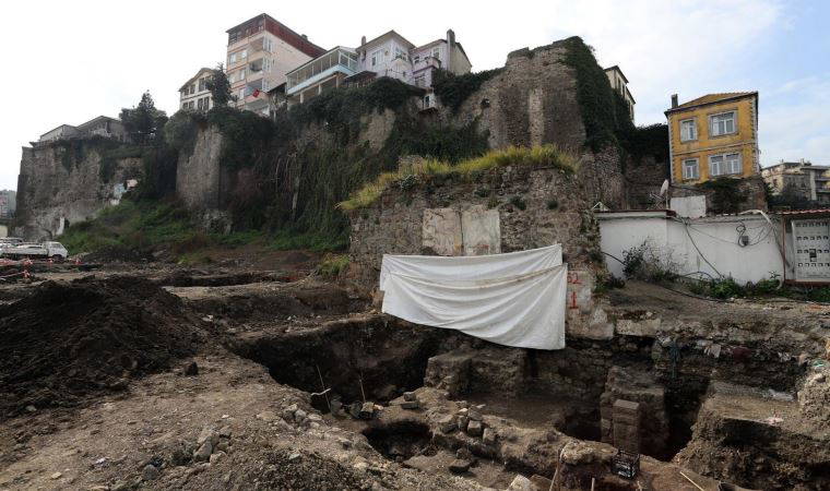 Otopark kazısında, Roma ve Bizans dönemlerine ait duvar kalıntıları bulundu