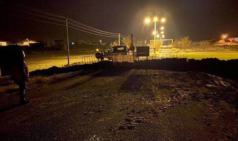 TOPRAK BARİKATLARLA KAPATILDI