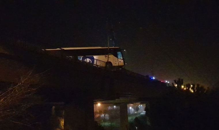 Kocaeli'de refüje çarpan otobüs viyadükte asılı kaldı: 6 yaralı