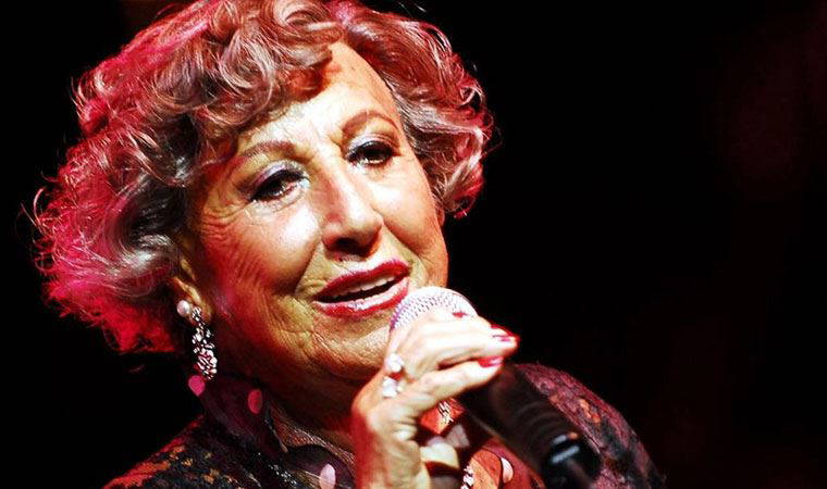 Şarkılara yeniden hayat veren sanatçı: Müzeyyen Senar