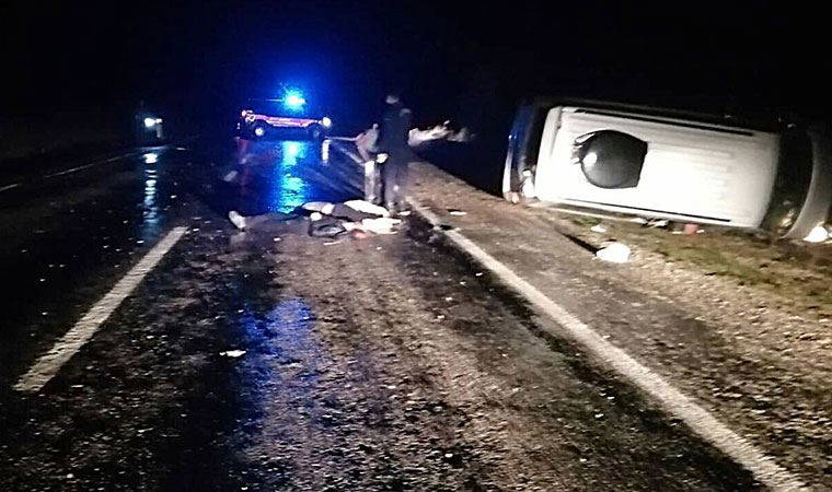 Kütahya Simav'da yaban domuzuna çarpan otomobil devrildi: 3 ölü