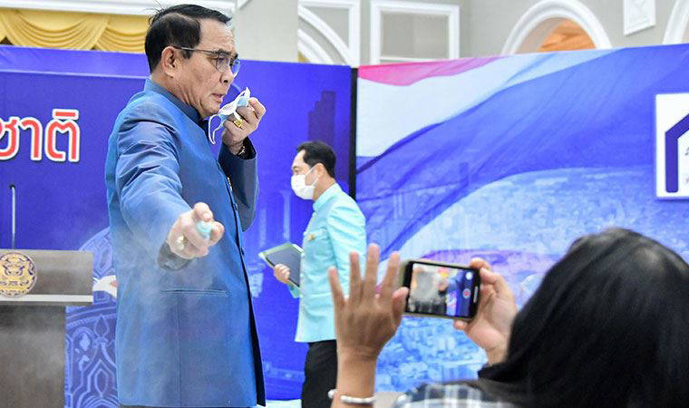 Tayland Başbakanı Prayut, gazetecilerin üzerine dezenfektan sıktı